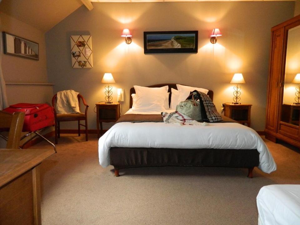 Logis - Auberge Du Colombier Guînes Pokoj fotografie